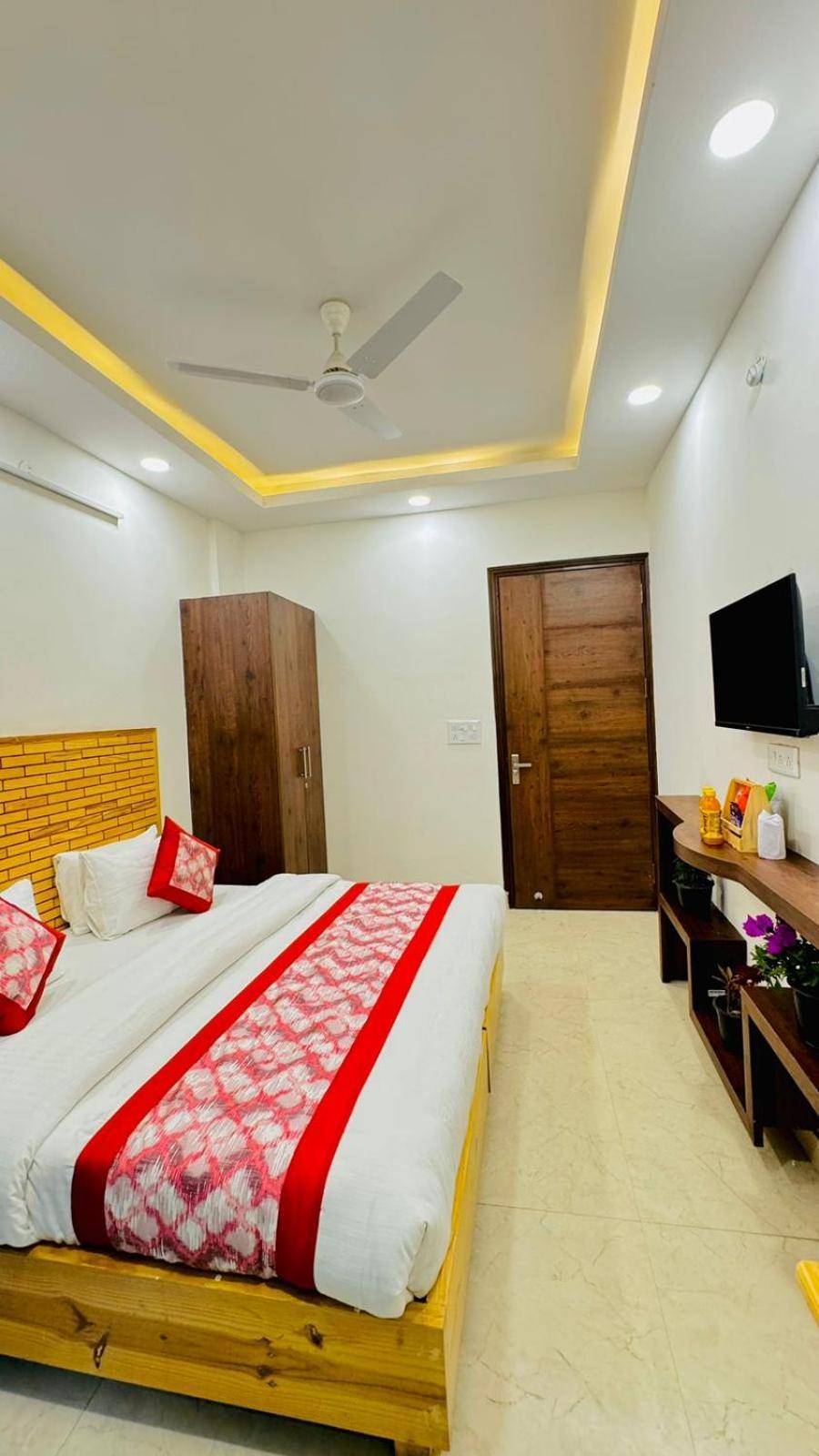 Hotel Ashram View Just 10 Minute Away Form Nizamuddin Railway Station New Delhi Bagian luar foto