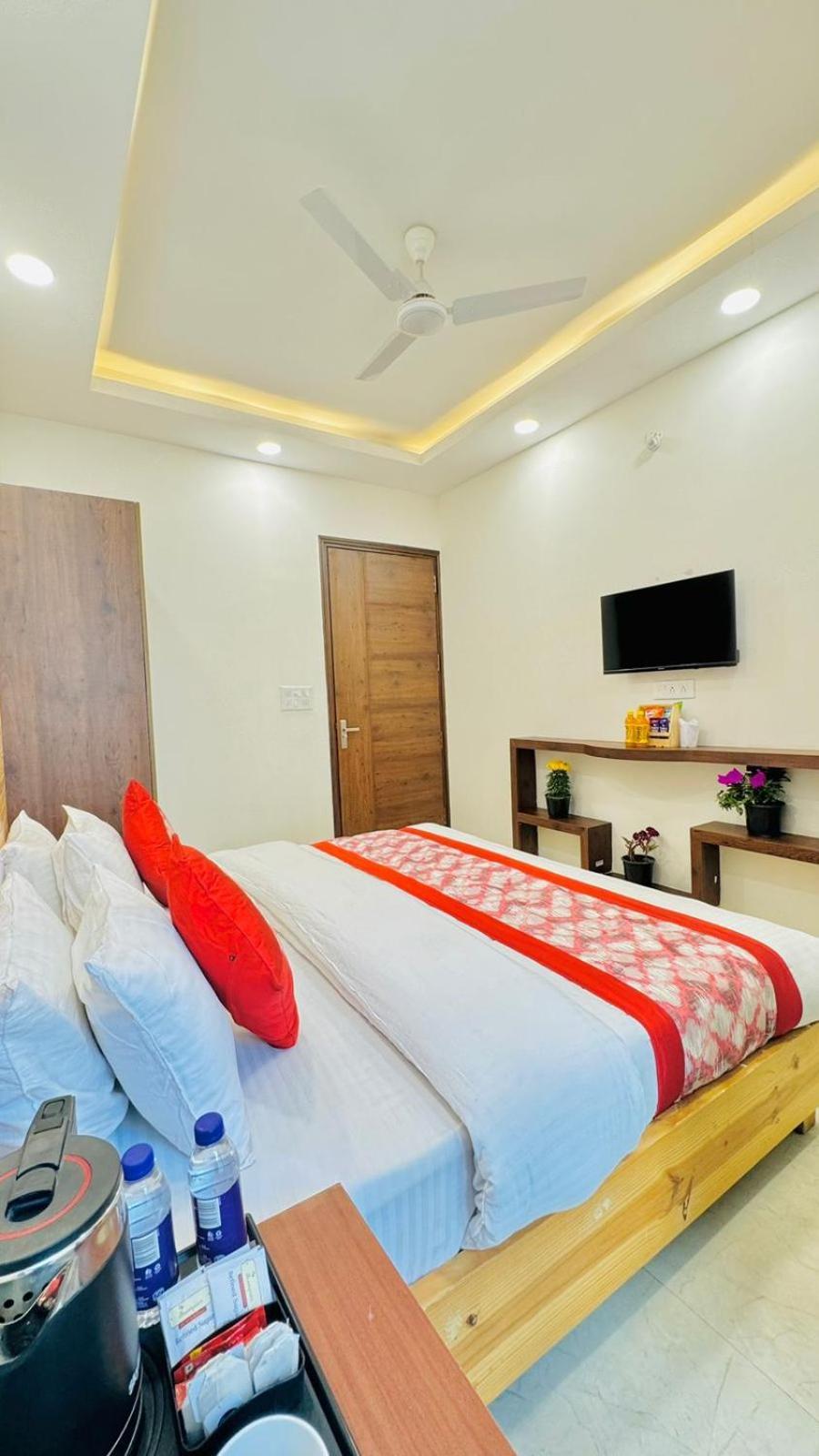 Hotel Ashram View Just 10 Minute Away Form Nizamuddin Railway Station New Delhi Bagian luar foto