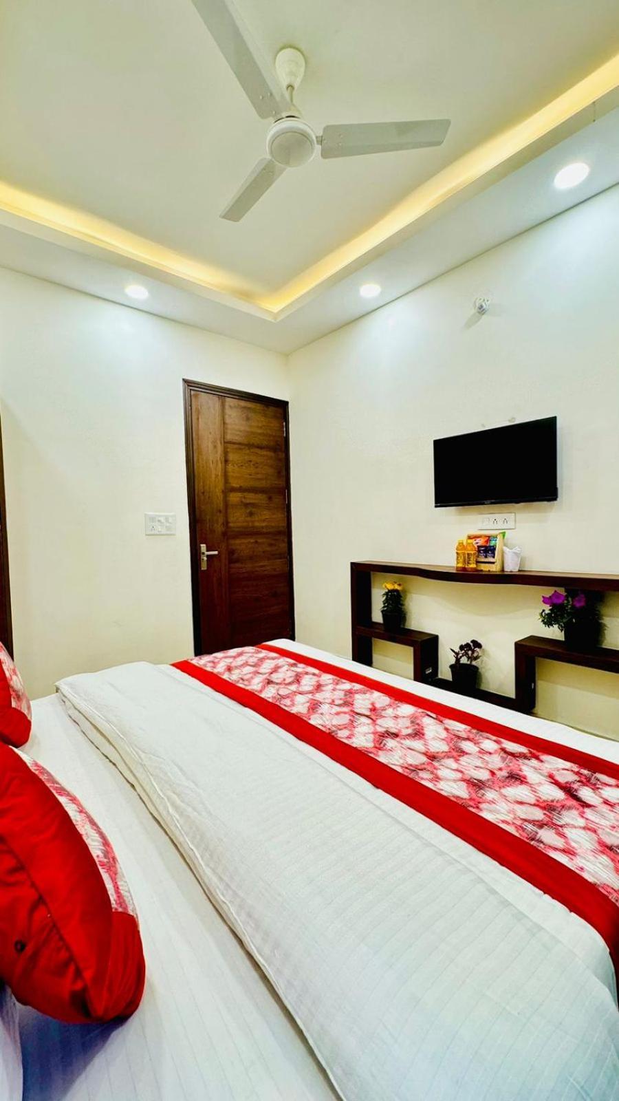Hotel Ashram View Just 10 Minute Away Form Nizamuddin Railway Station New Delhi Bagian luar foto